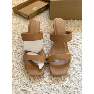 NWT NWB Women's Cushionaire Tan Memory Foam Kitten Heel Sandals Size 7